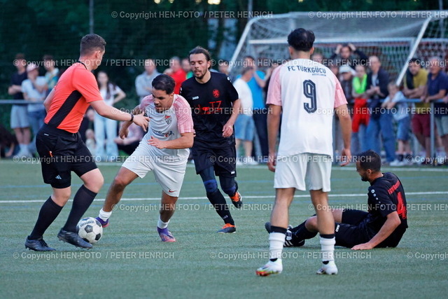 TSG 1846 Darmstadt gewinnt 3:1 und muss warten | 03.06.2025 Fussball Saison 2024 2025 Relegation KOL DA/GG Kreisoberliga Darmstadt / Groß-Gerau Darmstädter TSG 1846 - FC Türk Gücü Rüsselsheim (3:1) v. li. Schiedsrichter Nico Dönges xxx Bilal Essalat Mohatar (4 Rüsselsheim) (Foto: Peter Henrich) - Realisiert mit Pictrs.com