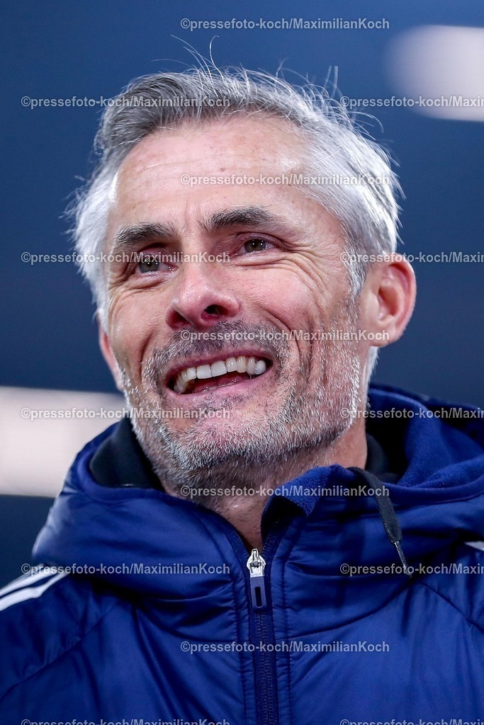 S0401022501005 | 01.02.2025, Fußball, FC Schalke 04 - 1. FC Magdeburg, 2.. Fußball Bundesliga, 20. Spieltag, Veltins-Arena Gelsenkirchen, Saison 2024 2025: Trainer Kees van Wonderen (S04 Cheftrainer)DFB regulations prohibit any use of photographs as image sequences and or quasi-video.