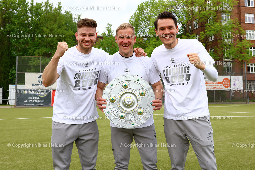 NH_HEBC_ETSVHamburg_OberligaHamburg_10052026 | V.l.n.r.: Hubertus Reinecke (Co-Trainer, ETSV Hamburg), Jan-Philipp Rose (Trainer, ETSV Hamburg) und David Jendrzej (Torwarttrainer, ETSV Hamburg) bejubeln die Meisterschaft in der Oberliga Hamburg.Fußball I Herren I Gamesright Oberliga Hamburg I Saison 2025-2026 I 33. Spieltag I HEBC - ETSV Hamburg I 10.05.2026 I Reinmüllersportplatz