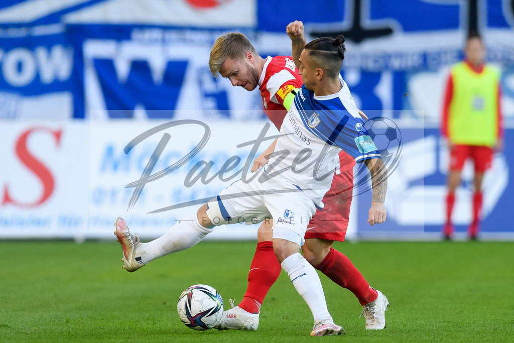 FCMFCK20210904_155 | Fussball, Herren: Jean Zimmer (1. FC Kaiserslautern) und Barıs Atik (1. FC Magdeburg) im Zweikampf beim Spiel der 3. Liga zwischen 1. FC Magdeburg und 1. FC Kaiserslautern in der MDCC-Arena am 04.09.2021 in Magdeburg, Deutschland.DFB / DFL REGULATIONS PROHIBIT ANY USE OF PHOTOGRAPHS AS IMAGE SEQUENCES AND/OR QUASI-VIDEO. - Realisiert mit Pictrs.com