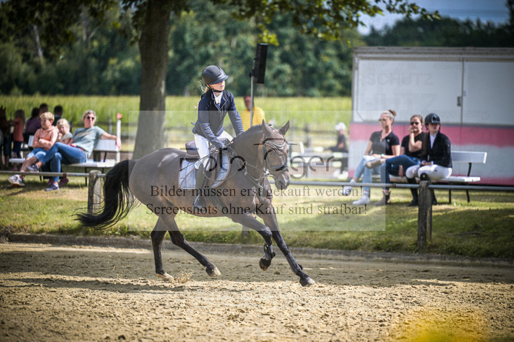 DOS_5101 | Entdecke hochwertige Reitturnierfotos von Foto Oger. Professionell, emotional und authentisch – jetzt Lieblingsmomente im Shop bestellen.Deutschlandweite Turnierfotografie. - Realisiert mit Pictrs.com