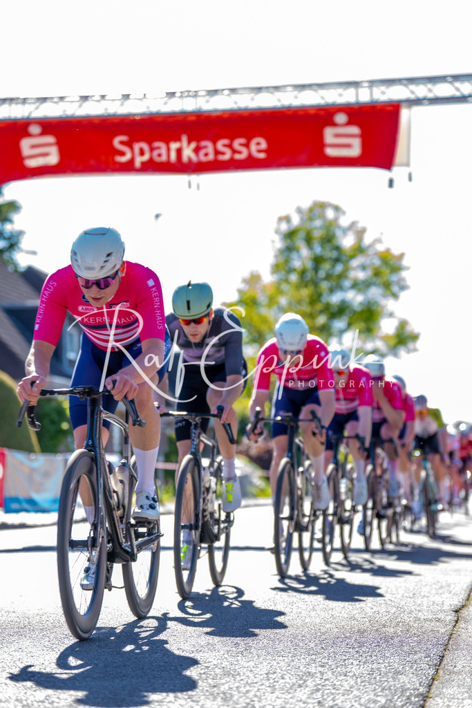Spurt in den Mai 2026 - Großer Preis der Sparkasse Neuss | Annual one-day road cycling race "Großer Preis der Sparkasse Neuss" held in Büttgen, Germany, organized by VfR Büttgen 1912 e.V. The event features multiple races across all age categories from U11 youth to Elite men. - Realisiert mit Pictrs.com