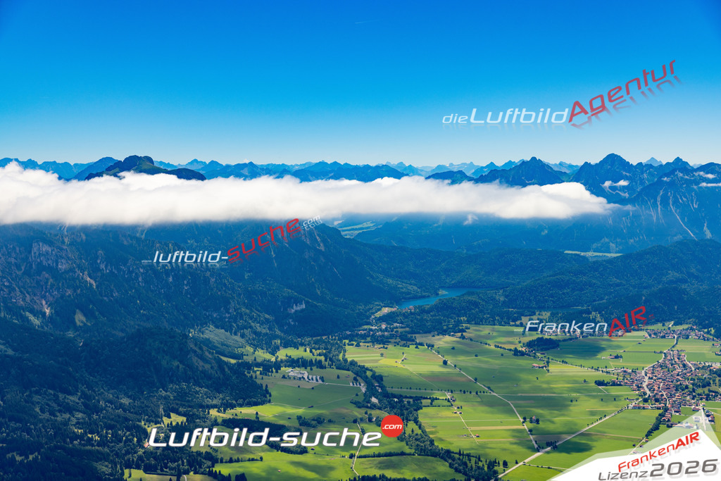 Die Luftaufnahme Hohenschwangau - Schwangau wurde 2022 vom Flugzeug aus (keine Drohne) erstellt. Hohe Auflösung -für große Poster und Wandbilder geeignet - Garantiert!