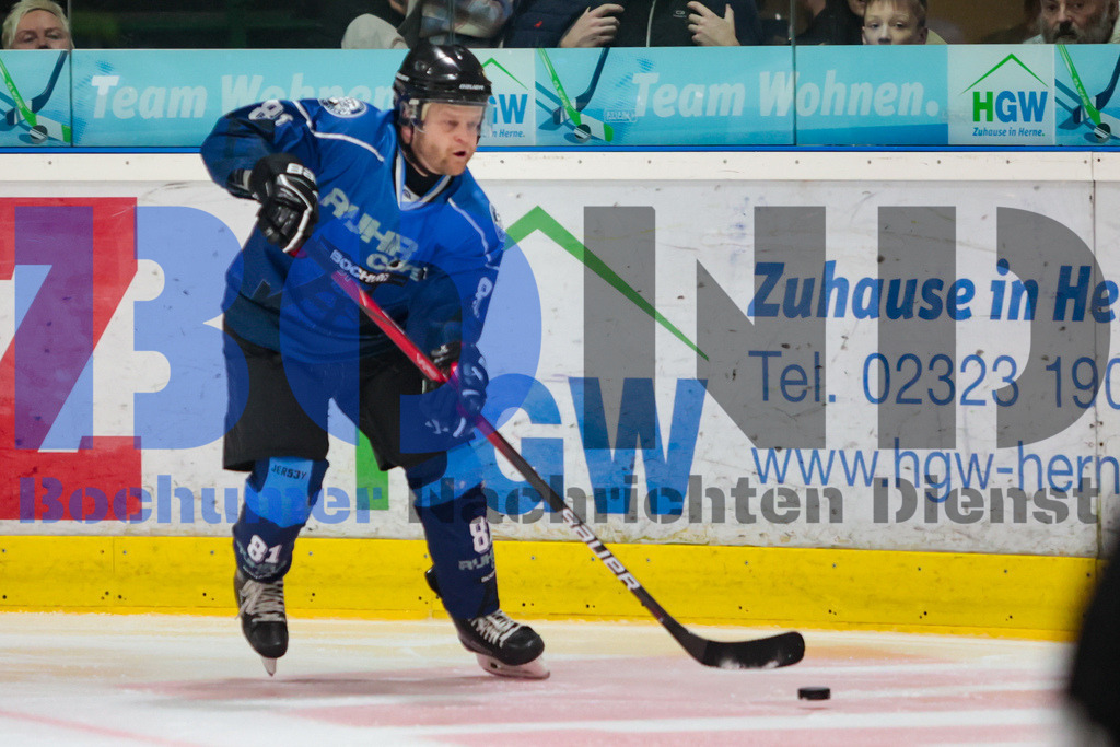 Benefiz-Eishockeyspiel der Polizei Bochum gegen die feuerwehr Duisburg {date} -  | {headline}



(Foto: Sebastian Sendlak / BOND)

 - Realisiert mit Pictrs.com