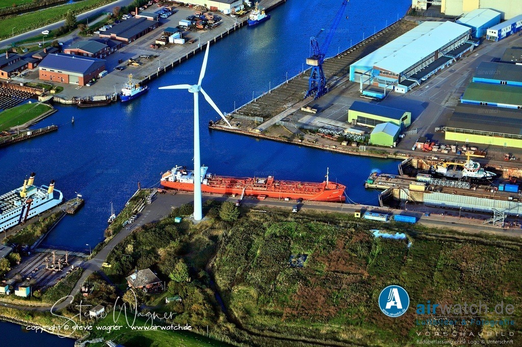 Luftbild Husum, Aussenhafen, Husum-Dock+Reparatur | Entdecken Sie atemberaubende Luftbilder und Fotografien auf airwatch.de - Tauchen Sie ein in eine Welt voller faszinierender Aufnahmen aus der Vogelperspektive.