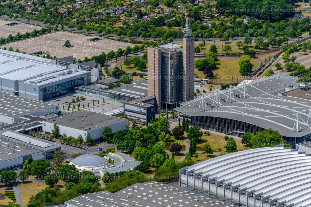 4030784 | HANNOVER 02.06.2020 Büro- und Unternehmensverwaltungs Hochhaus- Gebäude " Deutsche Messe AG - Bürohaus 1 " an der Straße Nordallee im Ortsteil Mittelfeld in Hannover im Bundesland Niedersachsen, Deutschland. Weiterführende Informationen bei: Deutsche Messe,  Hannover.de Internet Gesellschaft mit beschränkter Haftung. // Office and corporate management high-rise building " Deutsche Messe AG - Buerohaus 1 " on street Nordallee in the district Mittelfeld in Hannover in the state Lower Saxony, Germany. Further information at: Deutsche Messe,  Hannover.de Internet Gesellschaft mit beschraenkter Haftung. Foto: Gerhard Launer