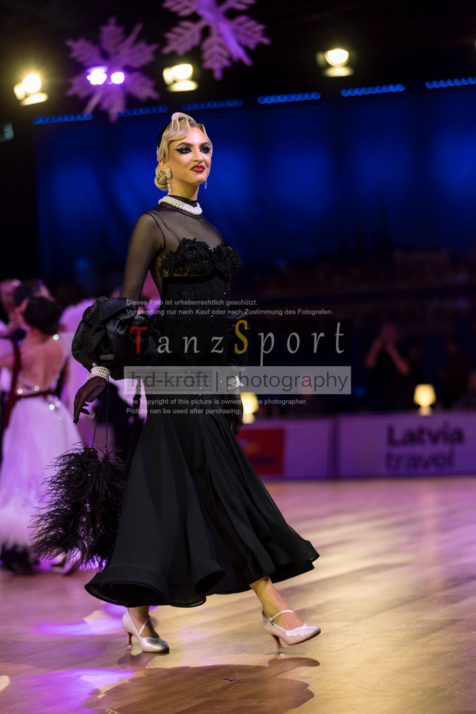 20241215_WDSF_Int_Open_Std-Riga-9513 | Tanzsportbilder, Standardtanz, Lateintanz, WDSF, DTV, LTVB, dancecomp, goc, hessen tanzt, blaues band der spree, walzer, tango, wiener walzer, slowfox, quickstepp, samba, rumba, cha-cha-cha, paso doble. jive, hd-kroft photography, turniertanzsport