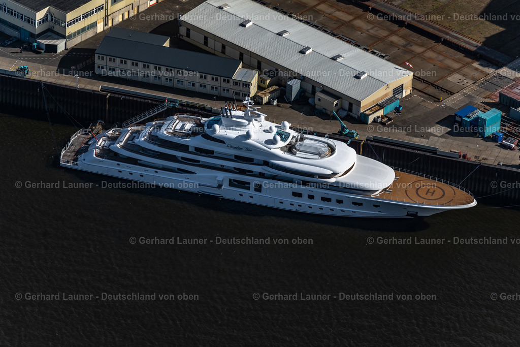 4030218 | LEMWERDER 01.06.2020 Luxus - Yacht " Quantum Blue " an der Anlegestelle auf der Weser in im Ortsteil Vegesack in Lemwerder im Bundesland Niedersachsen, Deutschland. Weiterführende Informationen bei: Lürssen Kröger Werft GmbH &amp; Co. KG. // Luxury yacht " Quantum Blue " on the water surface in in the district Vegesack in Lemwerder in the state Lower Saxony, Germany. Further information at: Luerssen Kroeger Werft GmbH &amp; Co. KG. Foto: Gerhard Launer