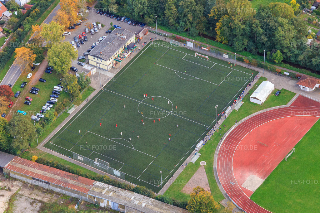 Kunstrasenplatz am Franz-Hage Stadion | Luftbild: Kunstrasenplatz am Franz-Hage Stadion in Bellheim im Bundesland Rheinland-Pfalz in Deutschland. Foto: IMG_103865.jpg vom 01.10.2017 durch Werner Riehm/FLY-FOTO.de - Realisiert mit Pictrs.com