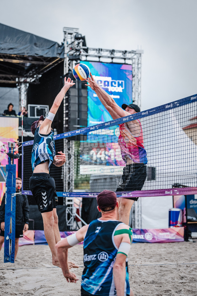 Beachvolleyball | Männer | Allianz German Beach Tour 2024 | Tourstop Kühlungsborn 2 | 16.08.2024 | v.l. Manuel Harms wird von Philipp Huster geblockt