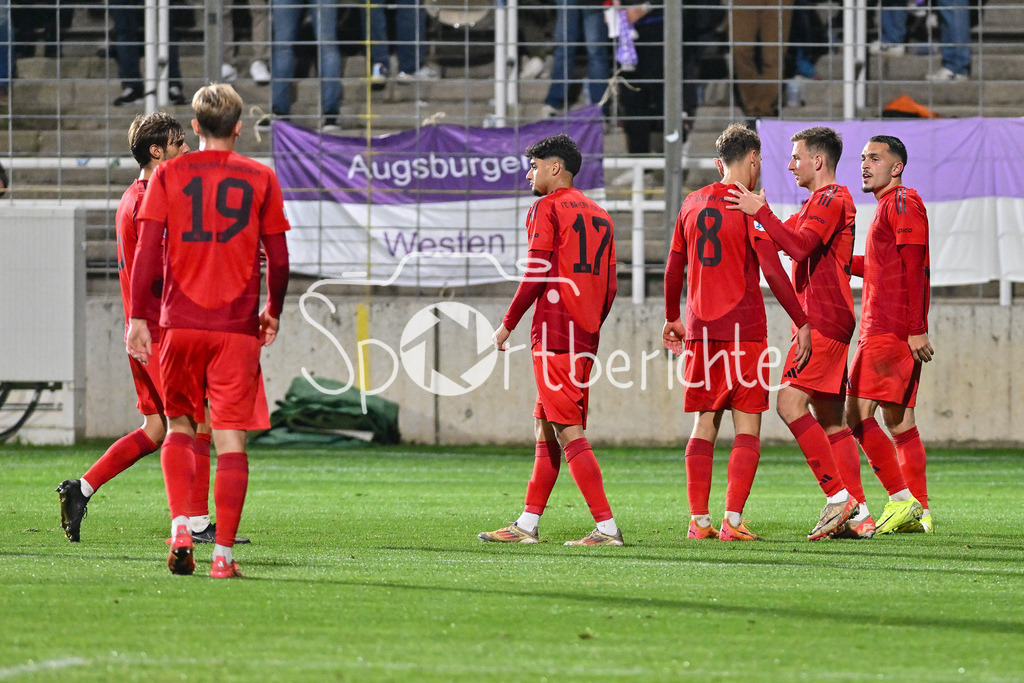 FC Bayern Amateure - TSV Schwaben Augsburg | Jubel der kleinen Bayern nach dem Treffer zum 2-0 durch Arijon IBRAHIMOVIC (FC Bayern München II #10) / Freude / Happy / Tor / Torschuetze / Regionalliga Bayern: FC Bayern Muenchen II - TSV Schwaben Augsburg, Gruenwalder Stadion am am 25.10.2024