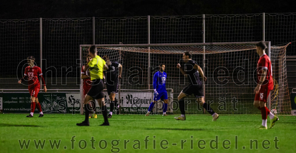2023-10-27_038_VfB_Hallbergmoos_gegen_FC_Schwaig | Hallbergmoos, Deutschland, 27.10.2023:
Fußball, Landesliga Südost 2023 / 2024, 18. Spieltag, VfB Hallbergmoos gegen FC Schwaig, Endergebnis: 2:3

Jubel nach dem 0:1 durch Vincent Sommer (FC Schwaig, #10)
Carl Opitz (VfB Hallbergmoos, #4), Raffael Ascher (FC Schwaig, #9), Torwart David Hundertmark (VfB Hallbergmoos, #1), Moritz Sassmann (VfB Hallbergmoos, #15)

Foto: Christian Riedel / fotografie-riedel.net