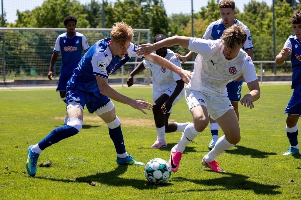 TSG Hoffenheim 2 gegen VfR Mannheim (Testspiel in der Akademie Arena Zuzenhausen) | TSG Hoffenheim 2 gegen VfR Mannheim (Testspiel in der Akademie Arena Zuzenhausen)***Oskar Hencke (7, Hoffenheim) versucht vergeblich an den Ball zu kommen - Realisiert mit Pictrs.com