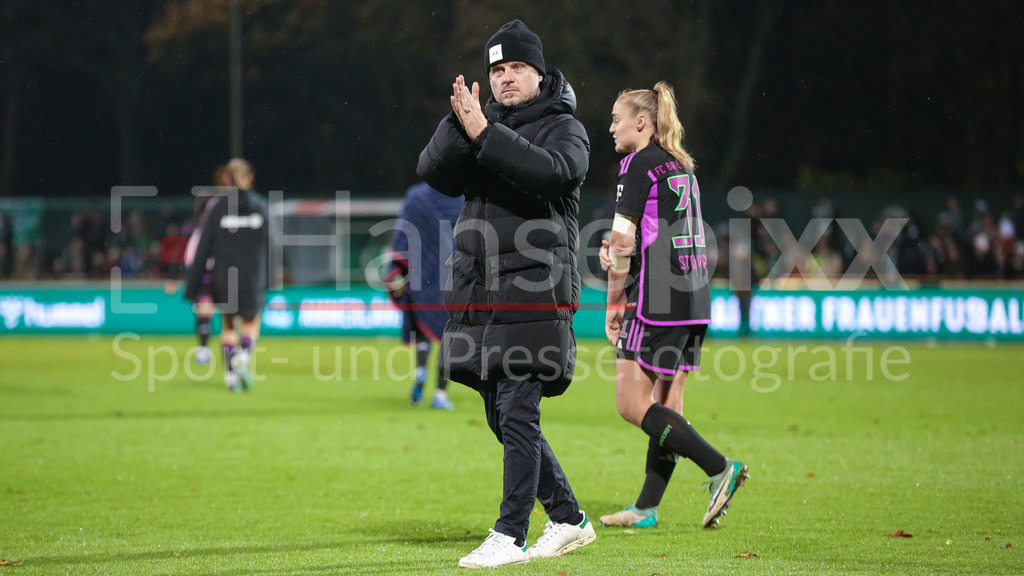 Fussball, Google Pixel Frauen-Bundesliga, SV Werder Bremen - FC Bayern München | v.li.: Alexander Straus (Trainer, FC Bayern München) bedankt sich bei den Fans, Zuschauern für die Unterstützung, DIE DFB-RICHTLINIEN UNTERSAGEN JEGLICHE NUTZUNG VON FOTOS ALS SEQUENZBILDER UND/ODER VIDEOÄHNLICHE FOTOSTRECKEN. DFB REGULATIONS PROHIBIT ANY USE OF PHOTOGRAPHS AS IMAGE SEQUENCES AND/OR QUASI-VIDEO.