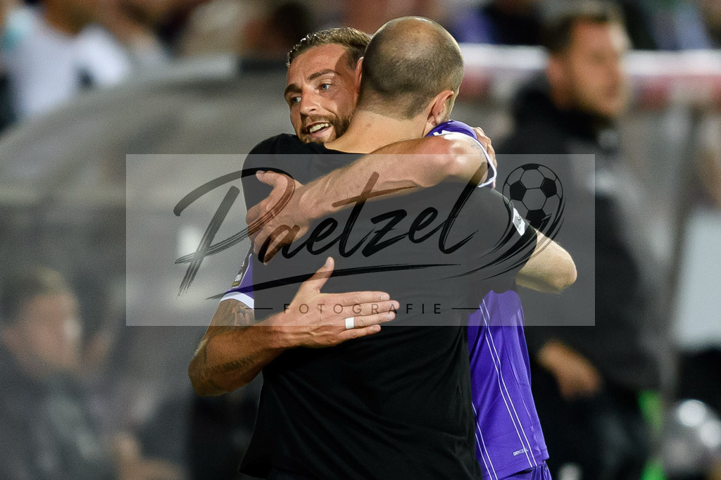 OSNVKO20210906_51 | Fussball, Herren: Marc Heider (VfL Osnabrueck) und Trainer Daniel Scherning (VfL Osnabrueck) umarmen sich beim Spiel der 3. Liga zwischen VfL Osnabrueck und FC Viktoria Koeln im Stadion an der Bremer Bruecke am 06.09.2021 in Osnabrueck, Deutschland.DFB / DFL REGULATIONS PROHIBIT ANY USE OF PHOTOGRAPHS AS IMAGE SEQUENCES AND/OR QUASI-VIDEO. - Realisiert mit Pictrs.com