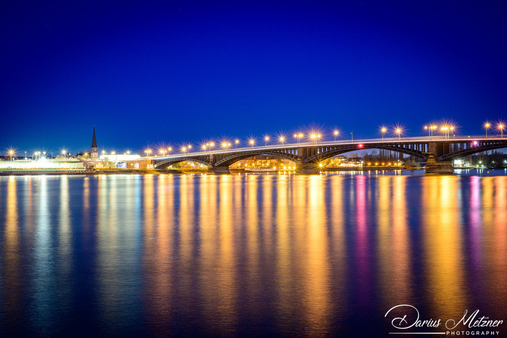 Die Theodor-Heuss-Brücke in Mainz | Die Theodor-Heuss-Brücke in Mainz am Abend