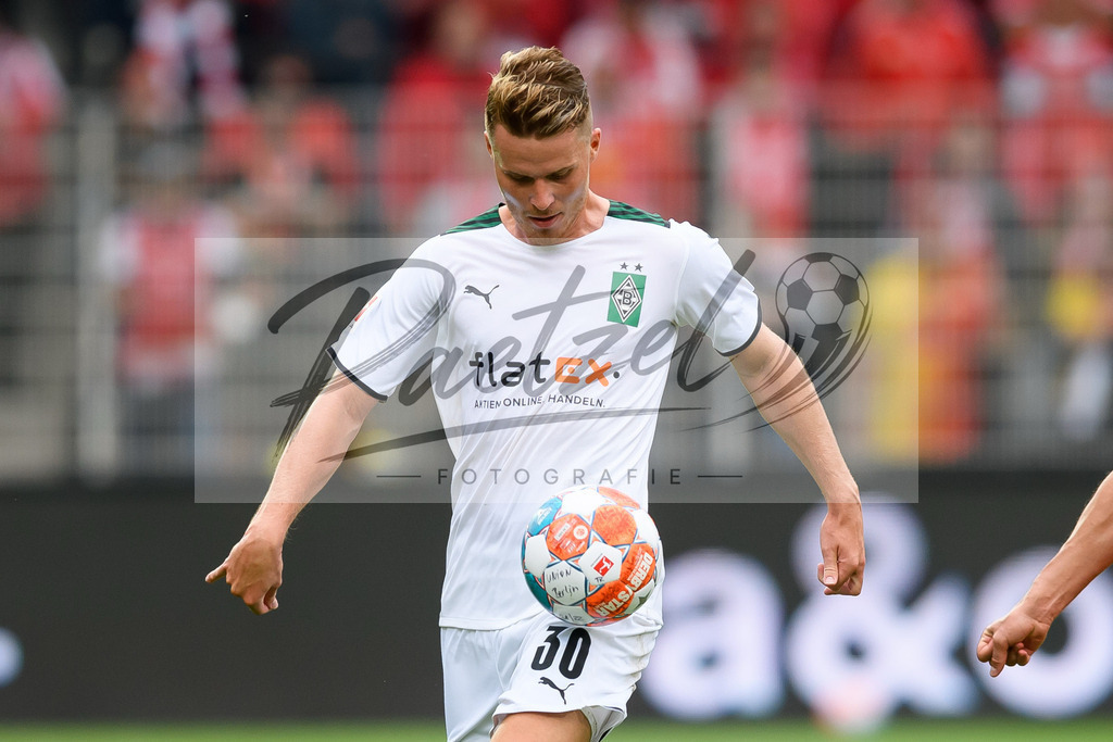FCUBMG20210829_174 | Fussball, Herren: Nico Elvedi (Borussia Moenchengladbach) in Aktion, am Ball, Einzelaktion beim Spiel der 1. Bundesliga zwischen 1. FC Union Berlin und Borussia Moenchengladbach im Stadion An der Alten Foersterei am 29.08.2021 in Berlin, Deutschland. - Realisiert mit Pictrs.com
