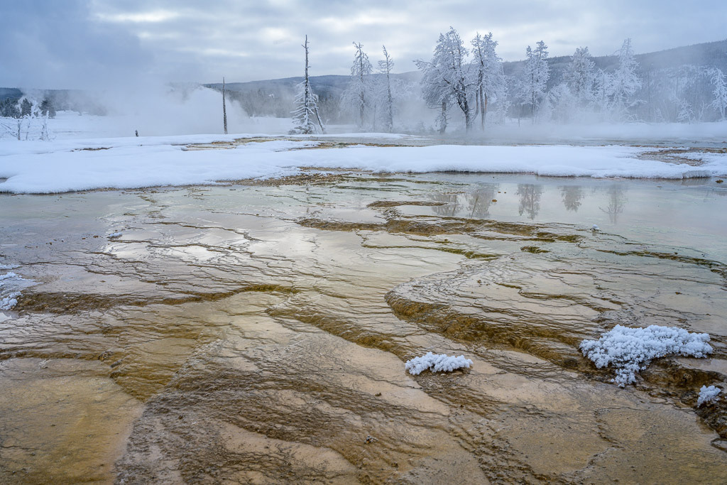 2024-080 | Yellowstone - die Landschaft aus Feuer und Eis: extreme Kontraste im Biscuit Basin. - Realisiert mit Pictrs.com