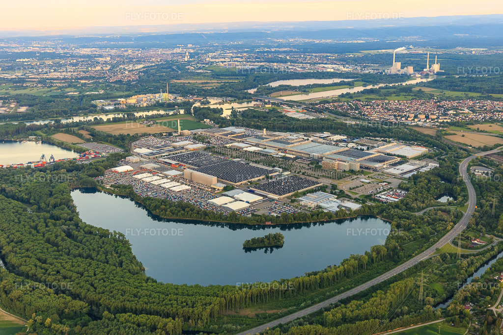 Luftbild: Übersicht des Industriepark Wörth GmbH aus Nordwesten jenseits des Sees Kiefer Rathjen mit Mercedes-Benz Trucks in Wörth am Rhein im Bundesland Rheinland-Pfalz in Deutschland. Foto: IMG_099658.jpg vom 21.05.2017 durch Werner Riehm/FLY-FOTO.deWWW.IPWGMBH.DE