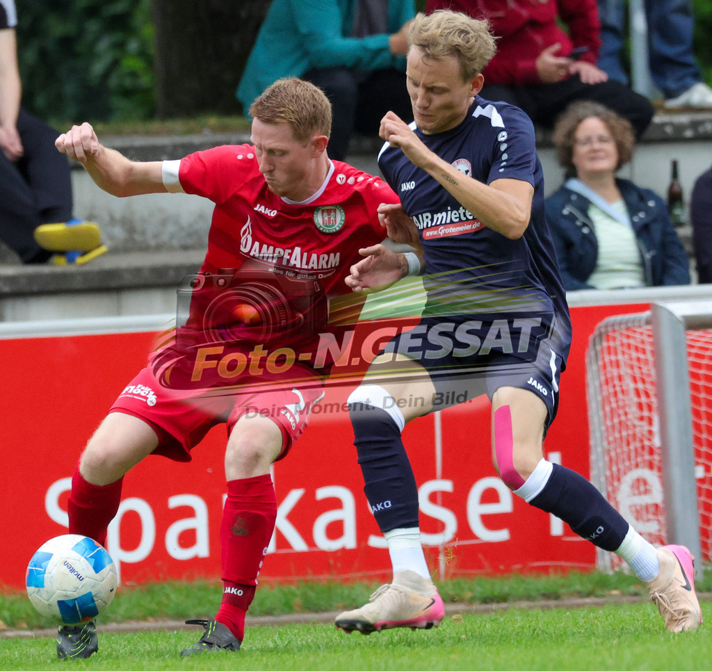 Bünder SV - VfL Holsen | Auf dem Bild zu sehen: rot Bünder SV: Tobias Zwiener ; blau VfL Holsen: Marlon Rother Bünder SV, VfL Holsen, Saison 26/27, Kreisliga A, Bünde, Deutschland - Realisiert mit Pictrs.com
