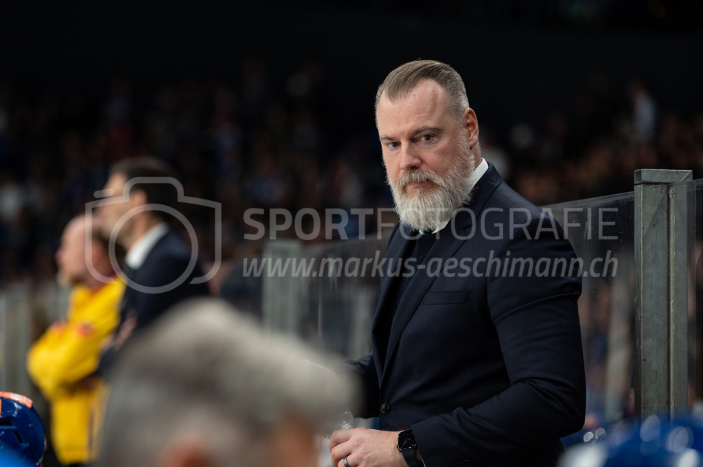 Swiss National League Final Game 2: ZSC Lions - EV Zug | 20.04.2022, Zürich, Hallenstadion, Swiss National League Final Game 2: ZSC Lions - EV Zug, Trainer Rikard Grönborg (ZSC). - Realisiert mit Pictrs.com