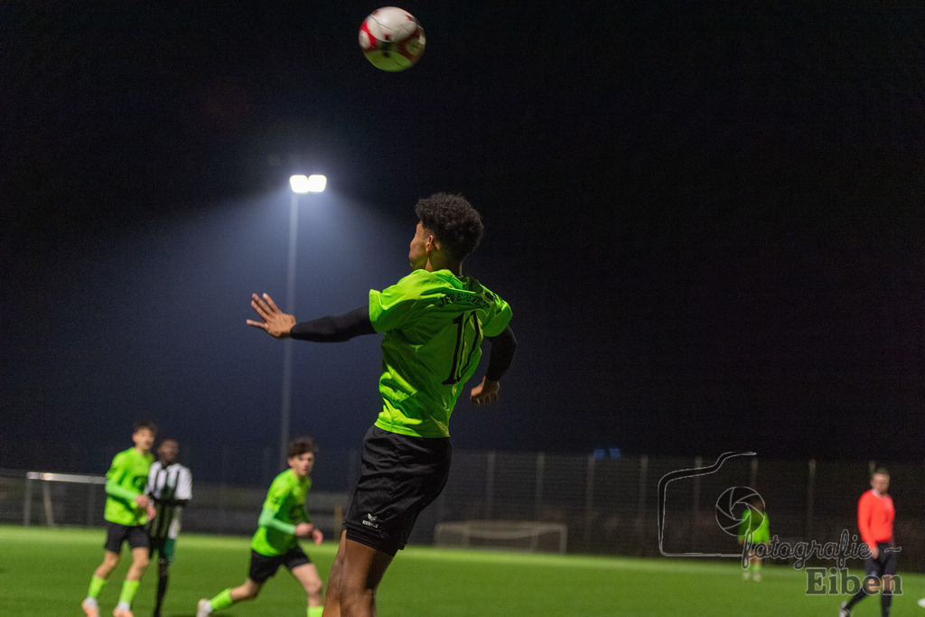 JFV Edewecht-VFL Oldenburg | A-Jugend Bezirkspokal; JFV Edewecht (grün)-VFL Oldenburg (weiß) am 27.02.2024; in Edewecht (Sportpark Göhlenweg), Photo: Philip Eiben 2024 - Realisiert mit Pictrs.com