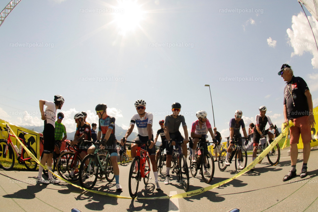 643_20230817_Bewerb_Maenner_Muehlanger | AUT - OESTERREICH, 2023-08-16: SPORT RENNRAD-FAHREN - 55. INTERNATIONALER RADWELTPOKAL IN ST. JOHANN IN TIROL  - Vintage-Radrennen mit WM-Bronze-Medaillen-Siegerin Christina Schweinberger, den Teilnehmer und Alexander Baumann (vom Orginastions-Team) - TAG 2 BEWERB MAENNER IN SECHS GRUPPEN  ; Foto: Roland Muehlanger