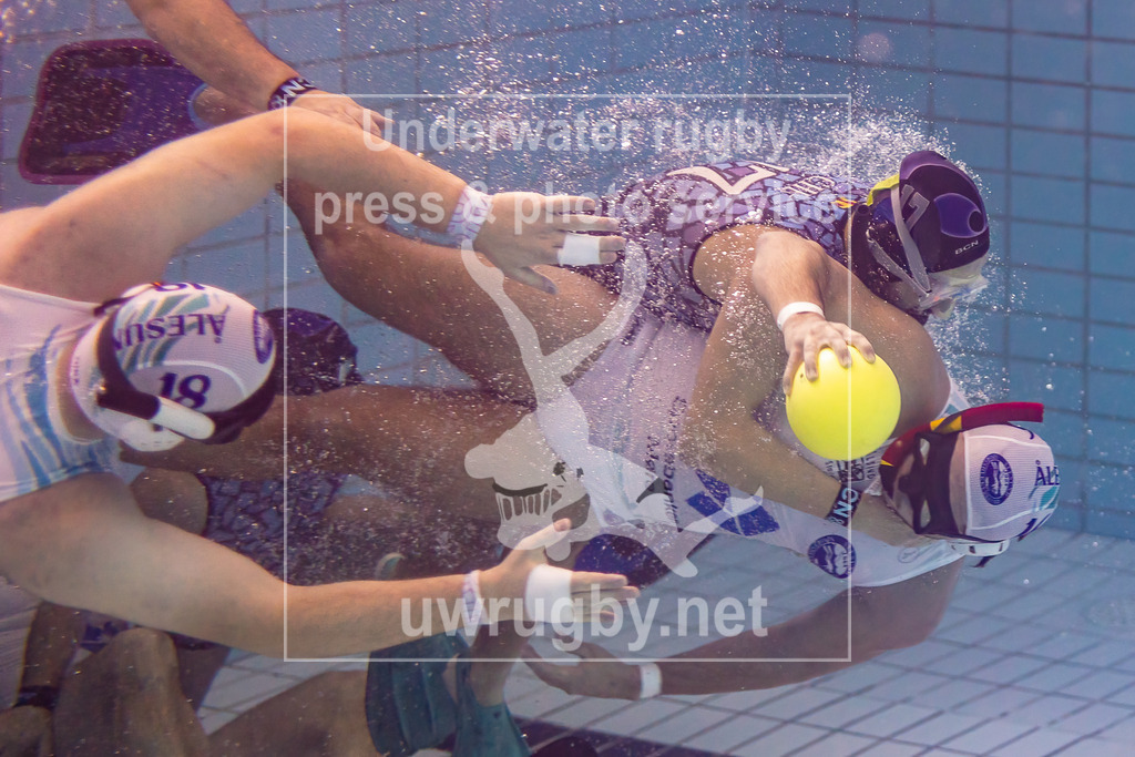 GER, Barcelona (Spanien) vs. Alesund (Norwegen), Herren, Unterwasser-Rugby, Champions Cup 2024, Spiel um Platz 3, 24.11.2024 | Aksel Michelsen (Alesund, #16)  bringt den Spiel vom eigenen Tor in Richtung Spielfeldmitte, Joel Filter (Barcelona, #17) versucht in zu stoppen, während er Oscar Wiik (Alesund, #18) als Anspielposition findet. - Realisiert mit Pictrs.com