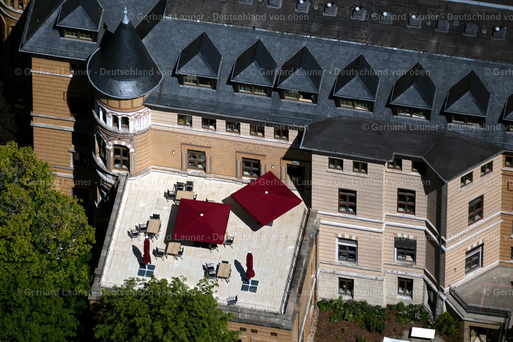 4035794 | BRAUNSCHWEIG 31.07.2020 Terrasse des Wohnheim Wohnpflegeheim - Gebäude für körperlich Behinderte "Senioren- und Pflegezentrum St. Vinzenz" an der Bismarckstraße in Braunschweig im Bundesland Niedersachsen, Deutschland. Weiterführende Informationen bei: Evangelische Stiftung Neuerkerode. // Terrace of the dorm residential care home - building for the physically handicapped "Senioren- and Pflegezentrum St. Vinzenz" in Brunswick in the state Lower Saxony, Germany. Further information at: Evangelische Stiftung Neuerkerode. Foto: Gerhard Launer