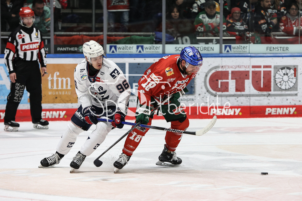 Augsburger Panther - Adler Mannheim | im Duell Simon THIEL (MAN #96) und Zachery MITCHELL (AEV #18) / Zweikampf