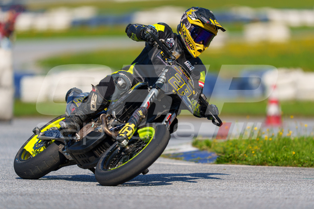 SuperMoto_Staatsmeisterschaft_Greinbach_246 | GRIPcapture steht für authentische Sportfotografie in Österreich – für Momente, die mehr sind als Geschwindigkeit oder Ergebnis. Es geht um Emotion, Spannung, Fokus und den Augenblick, der oft nur einen Wimpernschlag dauert.Ob Motorsport, Teamsport oder 