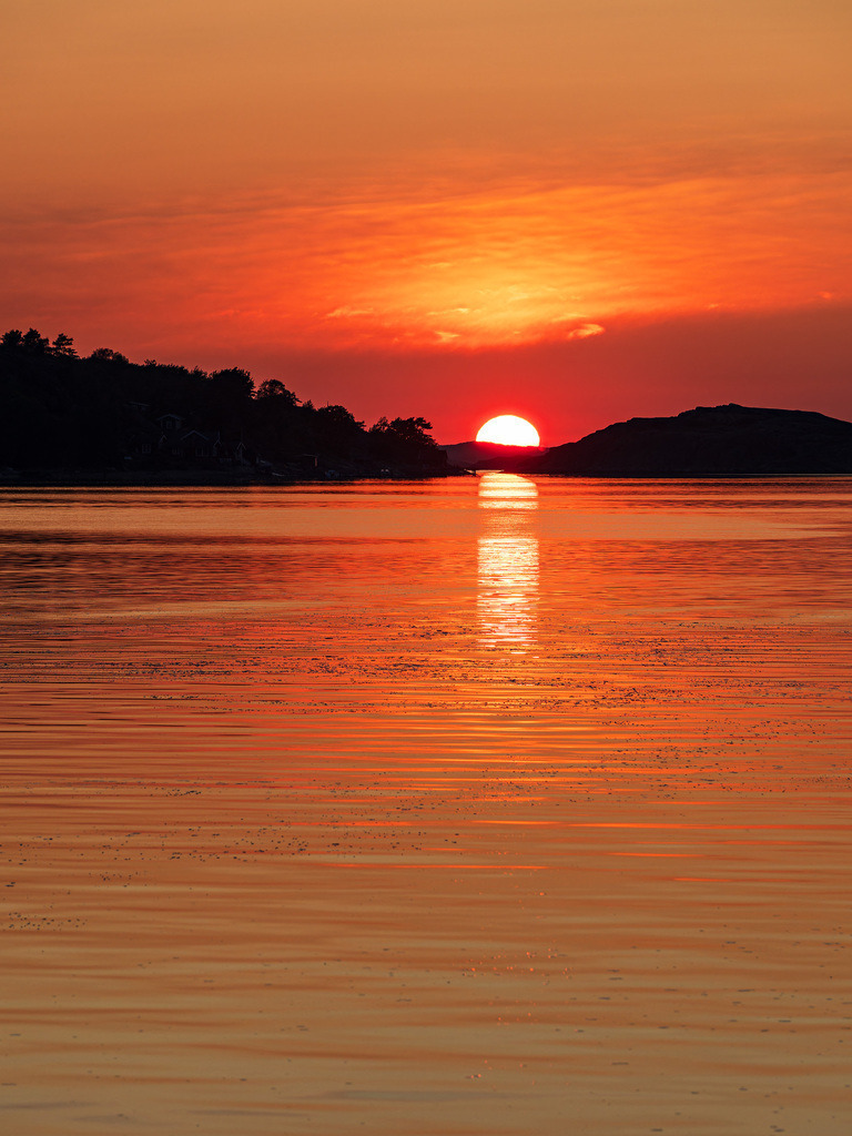 Sonnenuntergang über Schäreninseln vor der Stadt Fjällbacka in Schweden | Sonnenuntergang über Schäreninseln vor der Stadt Fjällbacka in Schweden.