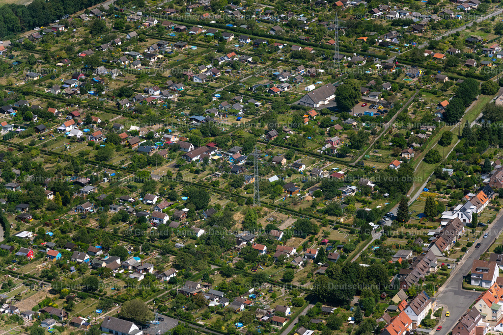 4035887 | BRAUNSCHWEIG 31.07.2020 Parzellen von Kleingartenanlagen und Bungalowsiedlung im Ortsteil Südstadt-Rautheim-Mascherode in Braunschweig im Bundesland Niedersachsen, Deutschland. // Allotment gardens and cottage settlement in Brunswick in the state Lower Saxony, Germany. Foto: Gerhard Launer
