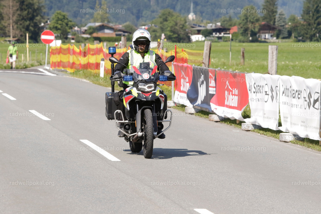 1162_20230817_Bewerb_Maenner_Muehlanger | AUT - OESTERREICH, 2023-08-16: SPORT RENNRAD-FAHREN - 55. INTERNATIONALER RADWELTPOKAL IN ST. JOHANN IN TIROL  - Vintage-Radrennen mit WM-Bronze-Medaillen-Siegerin Christina Schweinberger, den Teilnehmer und Alexander Baumann (vom Orginastions-Team) - TAG 2 BEWERB MAENNER IN SECHS GRUPPEN  ; Foto: Roland Muehlanger