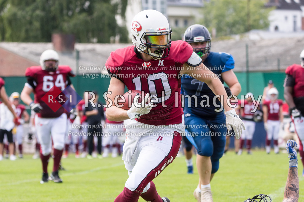 American Football, Saison 2022, Regionalliga Nord, Hamburg Blue Devils - Hamburg Pioneers, Dr.-Hermann-Schnell-Sportplatz (Hamburg), 13.08.2022, 8. Gameweek | Dennis Haas (#10, Pioneers, TE)