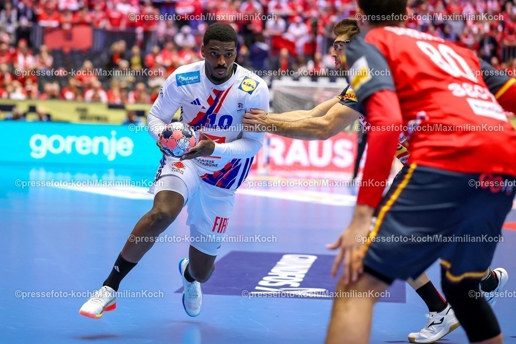 EHF26012602005 | 26.01.2026, Handball, Men's EHF EURO 2026, Frankreich - Spanien, Jyske Bank Boxen in Herning, Dänemark, Main Round:  Dika Mem (France #10) im Zweikampf gegen   Antonio Serradilla Cuenca (Espania #05)