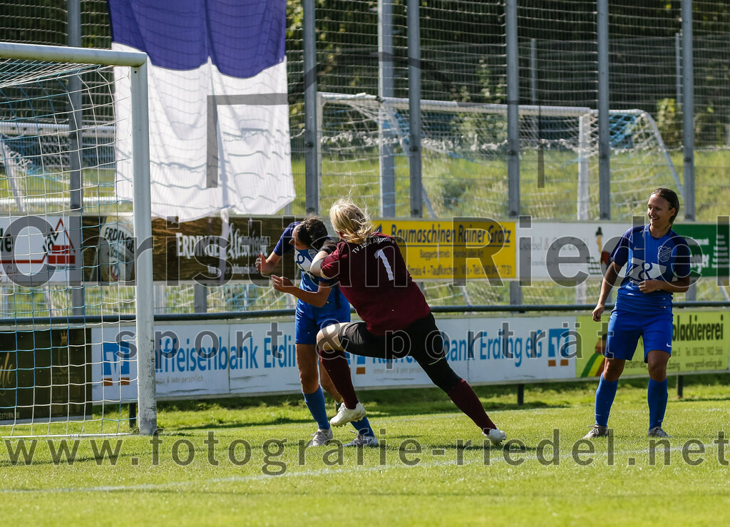 2023-09-09_027_FC_Langengeisling_gegen_TV_1864_Altoetting | Erding, Deutschland, 09.09.2023:
Fußball, Bezirksoberliga 2023 / 2024, 2. Spieltag, FC Langengeisling gegen TV 1864 Altötting, Endergebnis: 2:3

Torfrau Isabella Kamhuber (TV 1864 Altötting, #1), Sandra Zeilhofer (FC Langengeisling, #8), Julia John (FC Langengeisling, #10)

Foto: Christian Riedel / fotografie-riedel.net