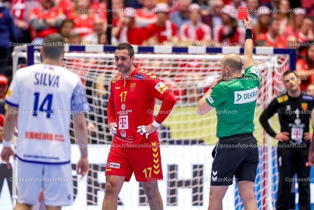 EHF18012601060 | 18.01.2026, Handball, Men's EHF EURO 2026, Portugal - Nordmazedonien, Jyske Bank Boxen in Herning, Dänemark, Preliminary Round:  Nikola Markoski (North Macedonia #17) Suspension Rote Karte Platzverweis nach Foulspiel an  Nikola Kosteski (North Macedonia #26) 
