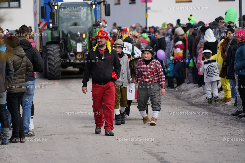 news-2023-Feb11-Fasching-Weissenbach-DSC01677 | Info aus dem Bezirk Reutte/Ausserfern Tirol sowie eine umfangreiche Bilddatenbank über die gesamte Region: Lechtal, Talkessel Reutte, Tannheimertal, Zwischentoren. Lech, Plansee, Zugspitze, Grenztunnel, B179, Fernpassstraße, Verkehr, Lawinen, Tradition, - Realisiert mit Pictrs.com