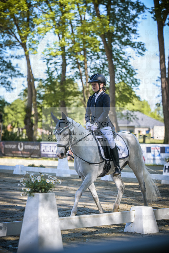 DOS_3800 | Entdecke hochwertige Reitturnierfotos von Foto Oger. Professionell, emotional und authentisch – jetzt Lieblingsmomente im Shop bestellen.Deutschlandweite Turnierfotografie. - Realisiert mit Pictrs.com