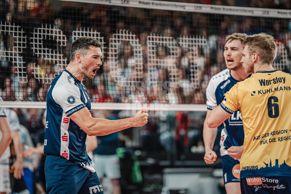 Volleyball | Herren | Saison 2024/2025 | 1. Volleyball Bundesliga Männer | Halbfinale | SVG Lüneburg vs. VfB Friedrichshafen | 19.04.2025 | Jubel von Lorenz Karlitzek (#10, SVG Lüneburg)