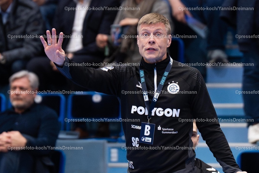 xYDR07032501040 | 07.03.2025, xydrx, Handball, 1.HBL, VFL Gummersbach - SG BBM Bietigheim, Schwalbe-Arena: Gudjon Valur Sigurdsson (Cheftrainer VFL Gummersbach) gestikulierend