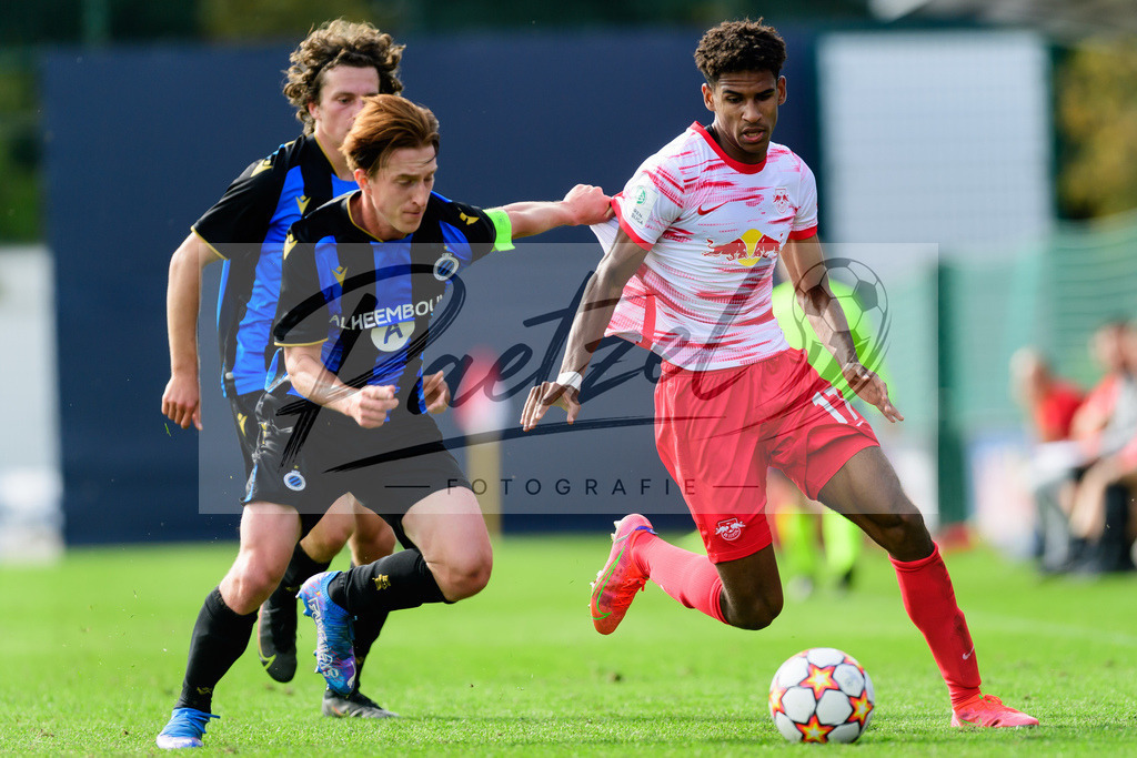 YLLEBR20210928_034 | Fussball, A-Junioren: Xander Blomme (Club Brugge KV) und Sanoussy Ba (RB Leipzig) im Zweikampf beim Spiel der UEFA Youth League zwischen RB Leipzig und FC Bruegge im Stadion am Cottaweg am 28.09.2021 in Leipzig, Deutschland. - Realisiert mit Pictrs.com