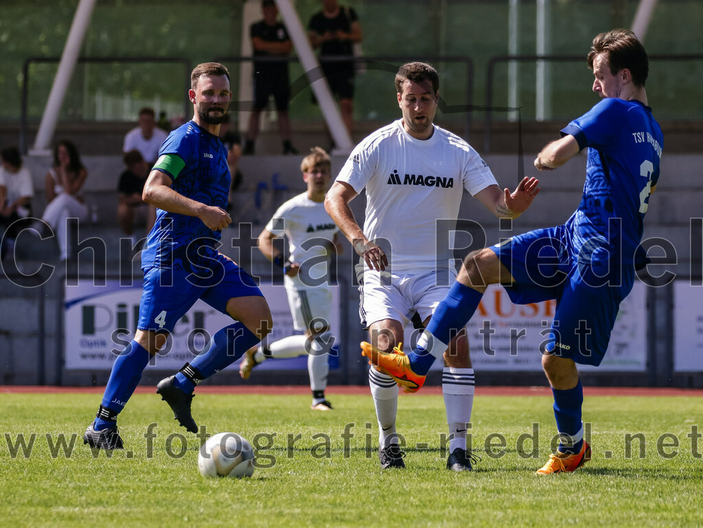 2023-09-02_012_SG_Markt_Schwaben_gegen_TSV_Hohenbrunn | Markt Schwaben, Deutschland, 02.09.2023:
Fußball, Kreisklasse 2023 / 2024, 3. Spieltag, (SG) Markt Schwaben gegen TSV Hohenbrunn, Endergebnis: 2:0

Christoph Schulz (TSV Hohenbrunn, #4), Florian Niederdorf (SG Markt Schwaben, #8), Felix Ballhorn (TSV Hohenbrunn, #20)

Foto: Christian Riedel / fotografie-riedel.net