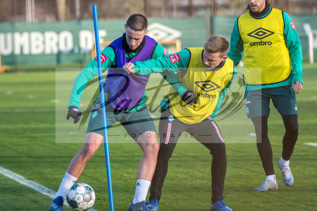 20200218_TRASVW_0051 | Fussball, Herren: Marco Friedl (Werder Bremen) und Johannes Eggestein (Werder Bremen) im Zweikampf waehrend der Trainingseinheit des SV Werder Bremen auf dem wohninvest Weserstadion Trainingsplatz am 18.02.2020 in Bremen, Deutschland. - Realisiert mit Pictrs.com