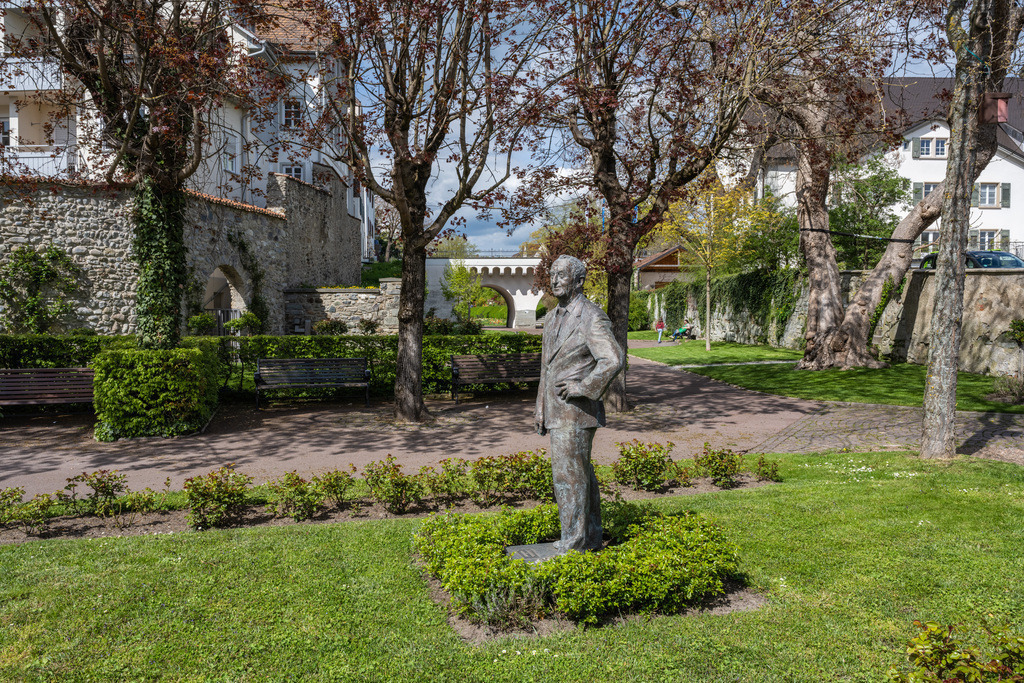 Radolfzellbilder_0363 | Bronzefigur im Stadtgarten von Werner Messmer - Realisiert mit Pictrs.com