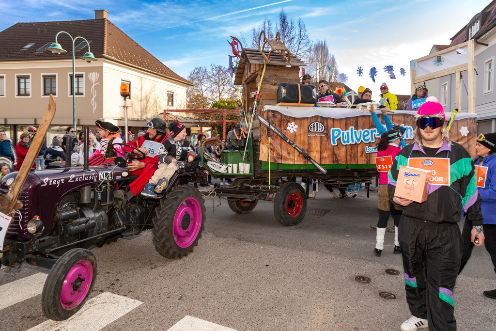 Umzug2025-193_9889 | Fotostrecke: FASCHINGSUMZUG 2025 in Loosdorf. 22 Masken(gruppen)-Teilnehmer: Loosdorfer Vereine, Wirtschaftstreibende, Gemeindeabordnungen sowie Kreditinstitute. rund 700 Besucher entlang der Hauptstrasse. Veranstaltungs-Sicherung durch Mannschaft der FF-Loosdorf mit schwerem Gerät. Maskenprämierung am EKZ-Platz durch Bgm. Thomas Vasku in den Kategorien: Bester Festwagen (Fa. gkonzept-Groissenberger; Beste Personengruppe-ASK-Loosdorf; Beste Einzelperson; Weiteste Anreise-FF Schollach;