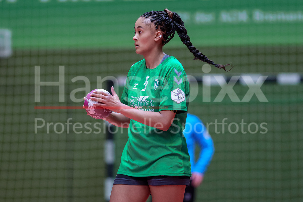 Handball, 2. Bundesliga Frauen, SV Werder Bremen - HC Rödertal | Naomi Conze (SV Werder Bremen, 5) am Ball, Spielszene, Aktion, Action, Portrait, Nahaufnahme, Einzelfoto, Einzelbild