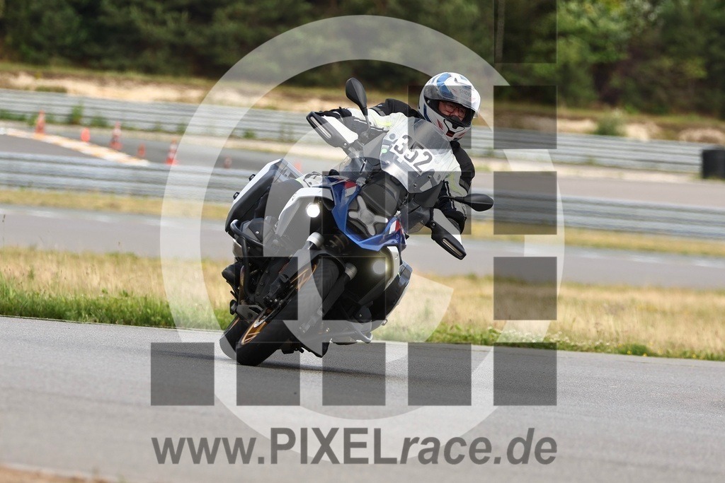 0352-PXR55867 | Schöne Erinnerungen an spannende Momente - das festzuhalten ist unser Job. PIXELrace.de ist seit 2003 auf den Rennstrecken Europas unterwegs um die Action draußen beim Fahren und die wunderbare Stimmung imm Fahrerlager für euch einzufangen.