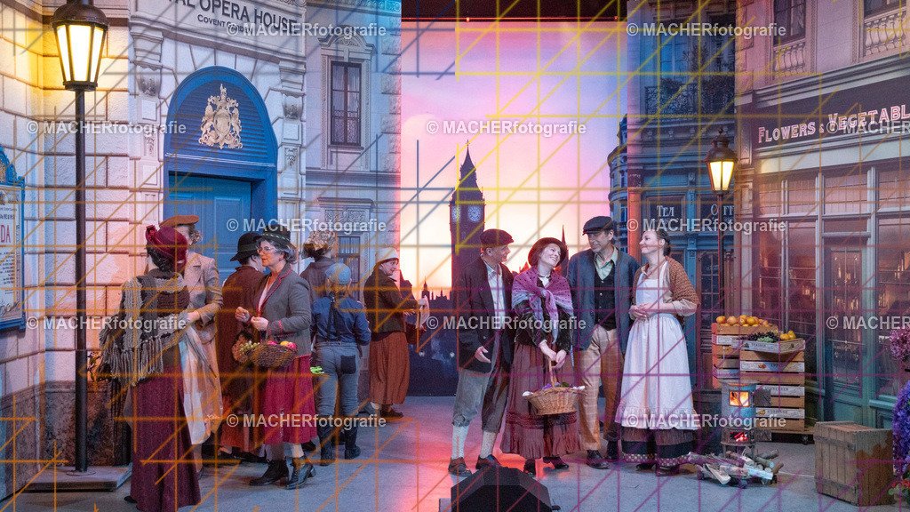 059_MFL-2025 | Portraitbilder von Regisseur; Darsteller; Techniker; Maske; Kostüme; Chor; Musiker; Bilderserie der Generalprobe und der Premierenvorstellung, Szenenbilder; Ausdrucksstudien; Bühnenüberblick; Bühnenkulissen; Pressefotos inkl. Redaktionsfoto Darstellergruppe.